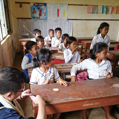 カンボジアに学校を寄贈し、毎年授業を行っています。